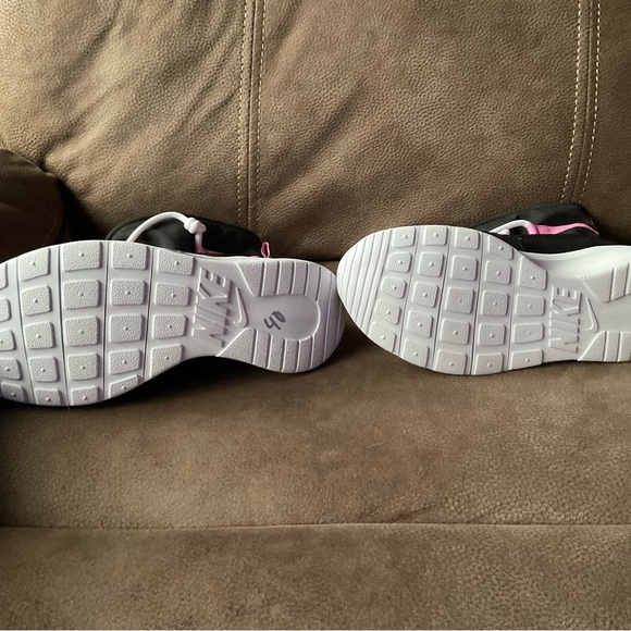 Nike Girls Athletic Winter Boots… Inside Fur So Soft!! ❤️ ☃️ - Picture 9 of 10